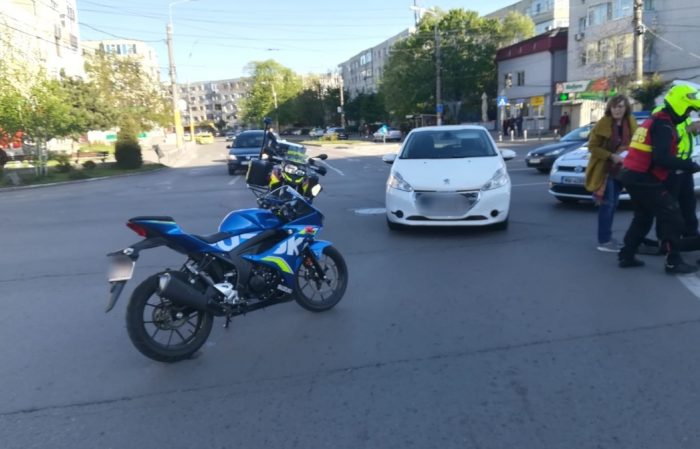 O șoferiță a lovit un motociclist minor