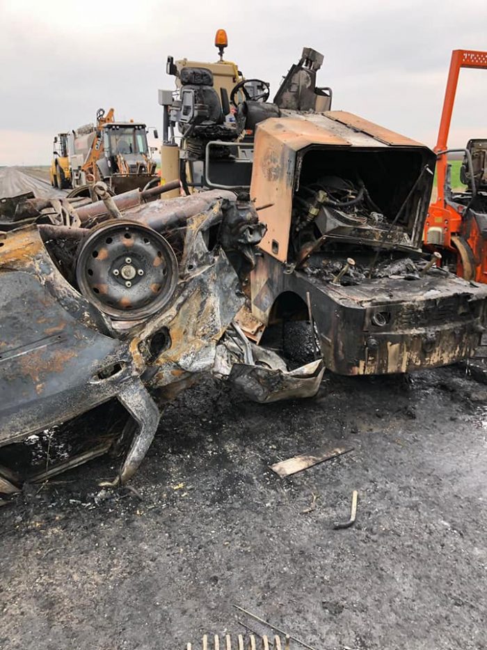 FOTO Un șofer a intrat peste un utilaj care lucra pe Autostrada Soarelui. Mașina a luat foc