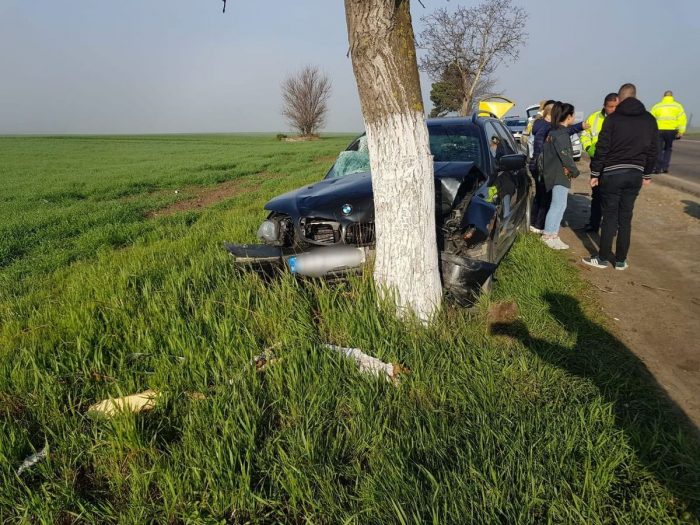 FOTO Șoferul unul BMW a lovit un pieton și a intrat cu mașina în copac