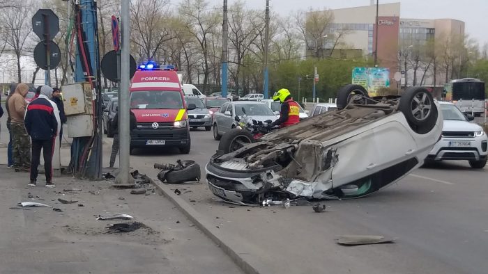 FOTO VIDEO S-a răsturnat cu mașina în Mamaia