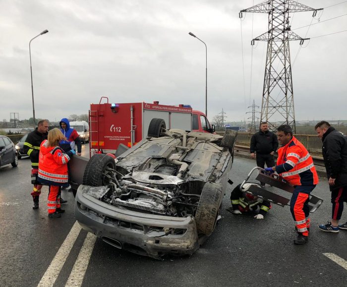 VIDEO Mașină răsturnată pe podul din Ovidiu