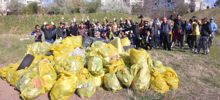 Primarul Decebal Făgădău a strâns gunoaie cot la cot cu asistații sociali din Henri Coandă