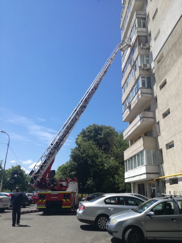 O femeie vrea să se arunce de la balcon