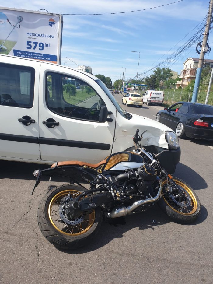 Un motociclist sub influența băuturilor alcoolice a intrat într-o mașină care nu i-a dat prioritate