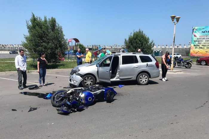 Accident între o mașină și o motocicletă în Portul Tomis