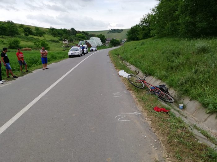 Un biciclist beat a murit după ce a căzut în șanț