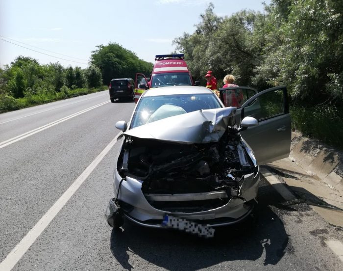 Accident produs de un șofer care a tăiat linia dublă continuă