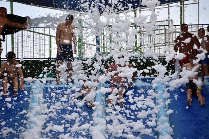 Bătaie cu spumă colorată pe tobogane, fumigene și „bumper cars” la Eforie Aqua Park