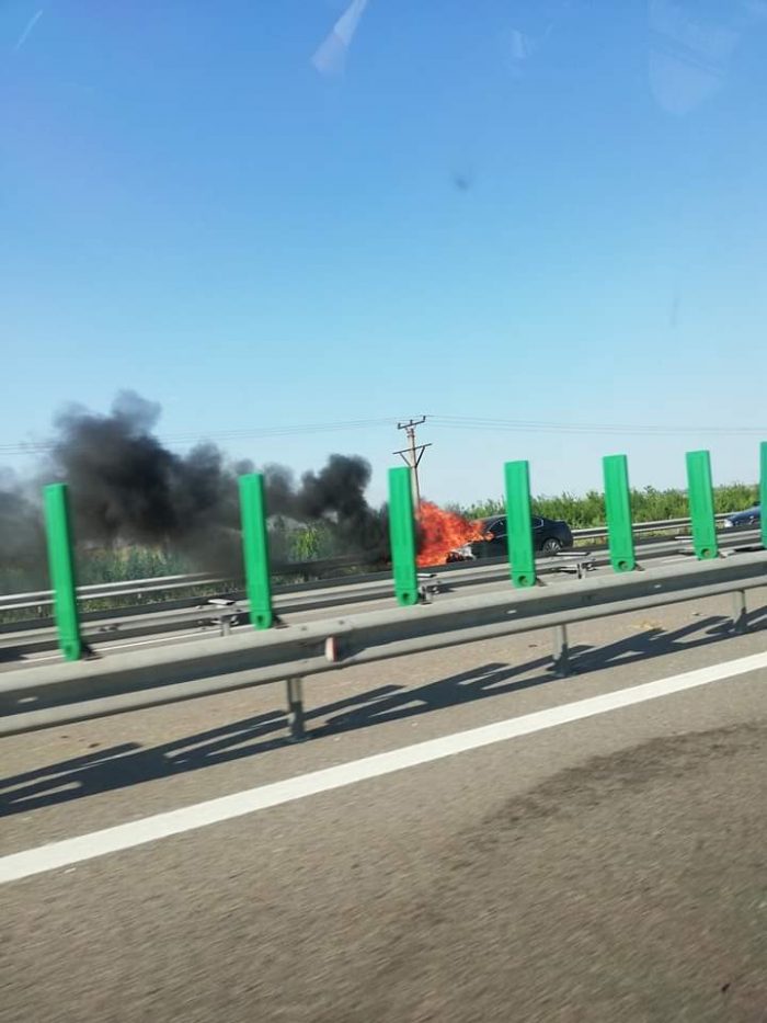 VIDEO Încă un autoturism a luat foc pe Autostrada Soarelui