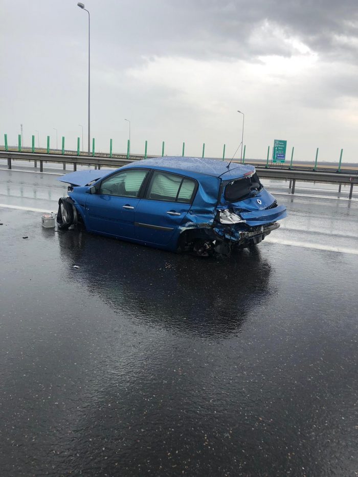 FOTO Accident pe Autostrada Soarelui