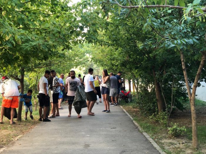 FOTO Partida Romilor a curățat campusul Henri Coandă