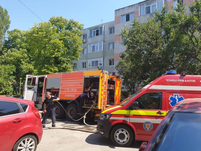 VIDEO Incendiu într-un apartament, 20 de persoane evacuate