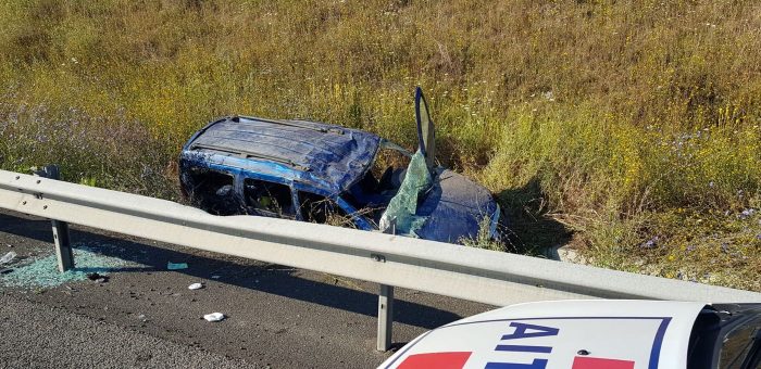 FOTO O mașină s-a răsturnat pe Autostrada Soarelui