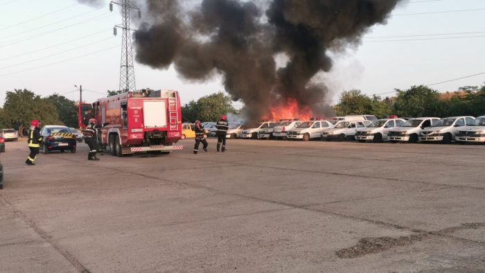 VIDEO Un microbuz a luat foc într-o secție de poliție