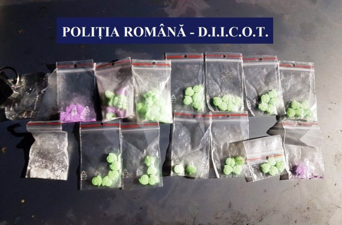 Doi bărbați, prinși în timp ce încercau să vândă cocaină, ecstasy și hașiș într-un club din Mamaia