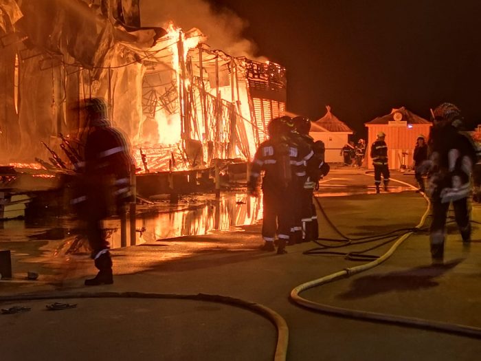 FOTO VIDEO Incendiu devastator la un club din Mamaia