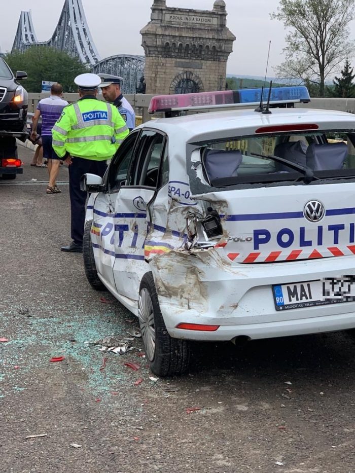 FOTO VIDEO Mașină de poliție implicată într-un accident pe Autostrada Soarelui