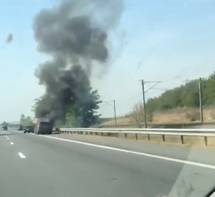 VIDEO O mașină a luat foc pe Autostrada Soarelui