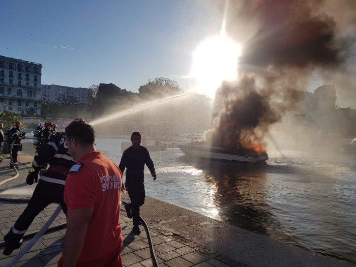 BREAKING NEWS Explozie urmată de un incendiu la un iaht în Portul Tomis FOTO VIDEO