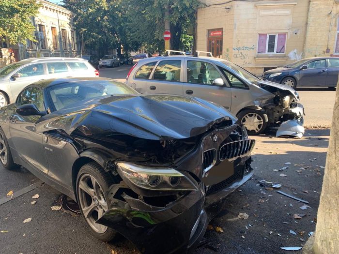 Accident în Constanța: șoferul unui BMW Z4 nu a acordat prioritate la STOP, o femeie a ajuns în spital