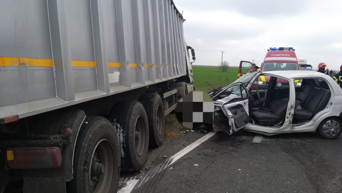 FOTO VIDEO Accident între un Matiz și un TIR. A intervenit elicopterul SMURD