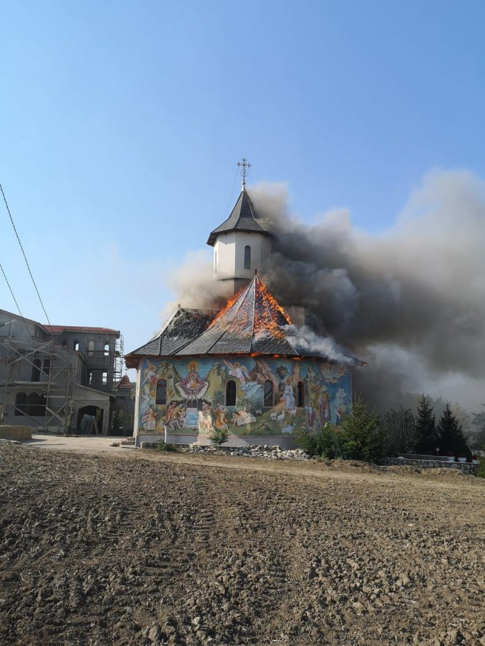 FOTO Mănăstire în flăcări în județul Constanța