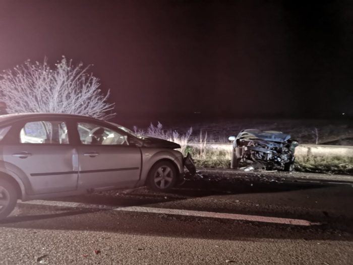 FOTO Două mașini făcute praf în urma unui accident, patru persoane rănite