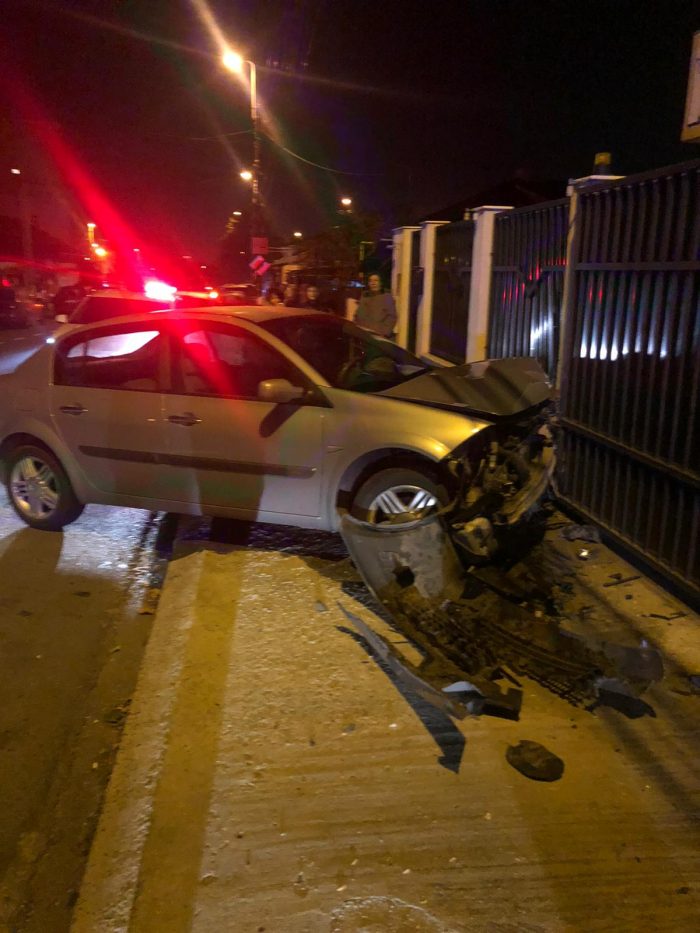 FOTO Accident pe strada Andrei Mureșanu din Constanța. A intrat cu mașina-n gard