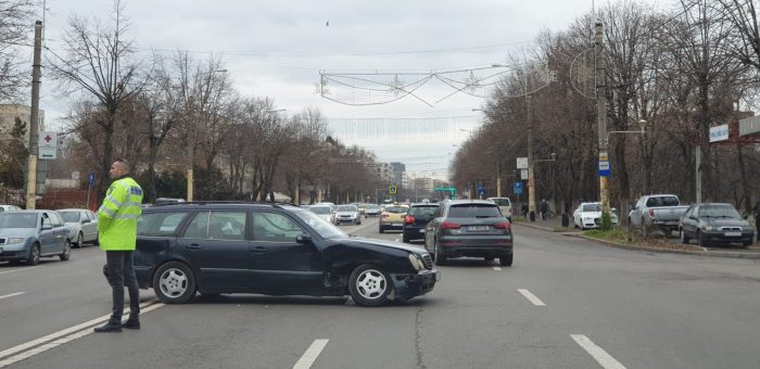 Accident între un Audi și un Mercedes pe bd. Alexandru Lăpușneanu din Constanța