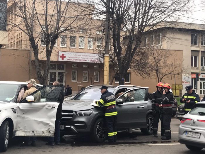 Accident între două SUV-uri pe bd. Alexandru Lăpușneanu din Constanța