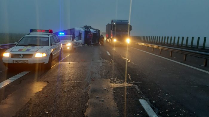 TIR răsturnat pe Autostrada Soarelui