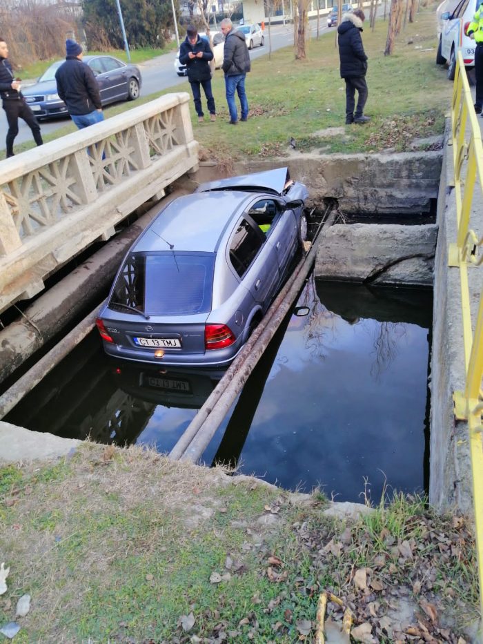 FOTO VIDEO Un șofer beat a căzut într-o groapă