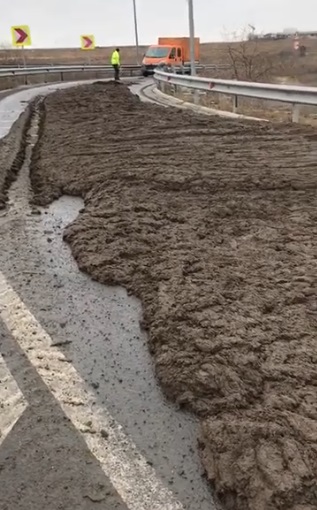 Breteaua de acces spre Autostrada 4, blocată de îngrășăminte naturale