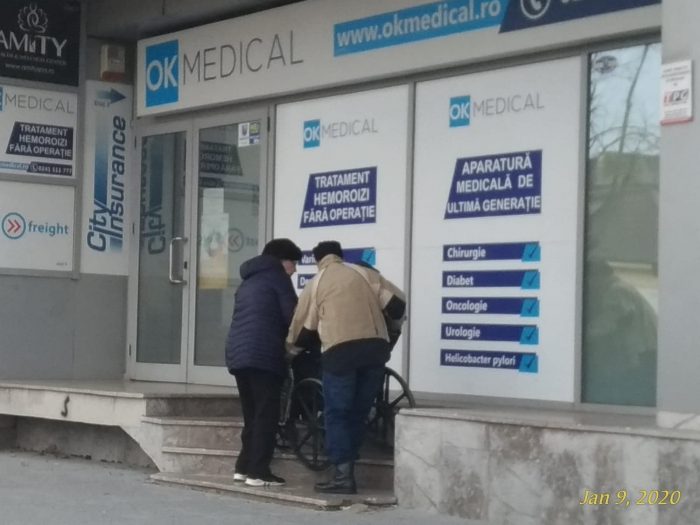 VOCEA CONSTĂNȚEANULUI Clinică medicală fără rampă. Cum se chinuie persoanele cu dizabilități să urce treptele