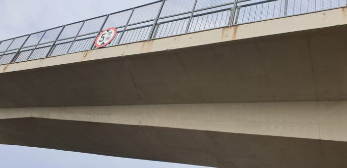 FOTO Un pasaj de pe Autostrada 2 a fost lovit de un tanc