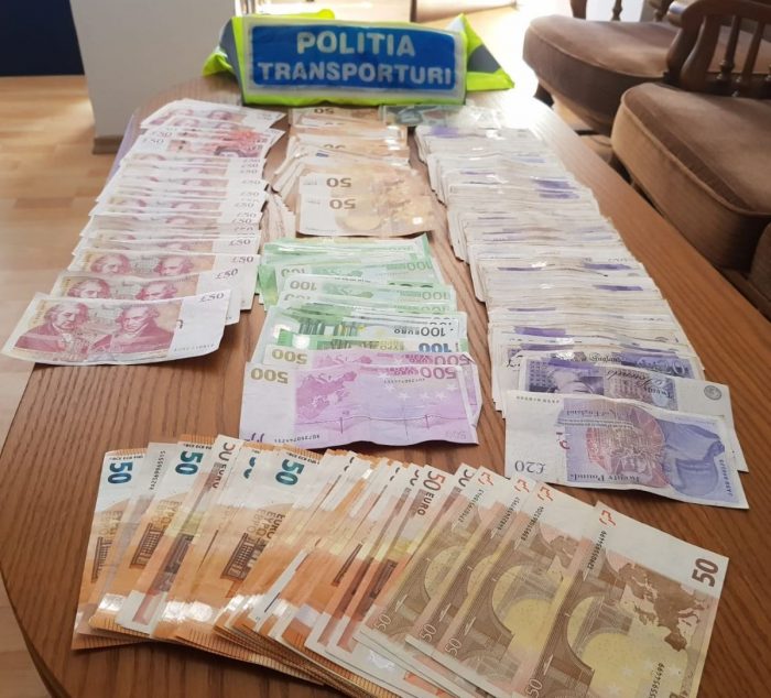 Percheziții la o grupare care făcea contrabandă cu țigări. Au confiscat lire sterline, euro și lei