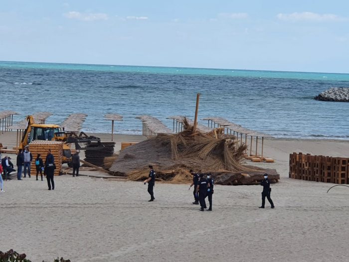 Beach-baruri și buldozere pe plajele din Constanța