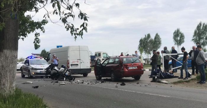 Polițist care se îndrepta spre un accident mortal, lovit de un șofer care nu a acordat prioritate