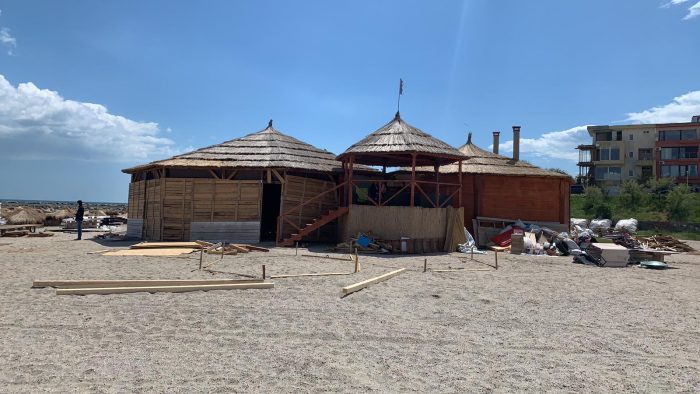 Au început să construiască ilegal beach-baruri pe plaje din Constanța