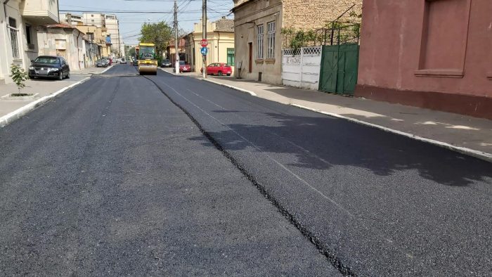 Carosabil recondiționat pe strada Olteniei din Constanța. Urmează strada Anghel Saligny