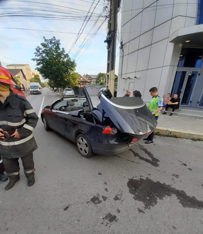 Femeie de 32 de ani în comă, după ce și-a prins capul în sistemul de decapotare al unui autoturism