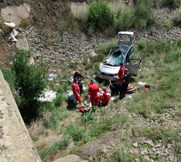 Un bărbat a murit într-un accident, după ce mașina s-a răsturnat într-un canal VIDEO