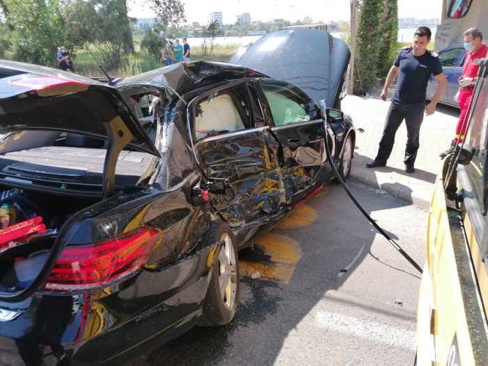 Mercedes de lux făcut praf în urma impactului cu un vechi autobuz FOTO