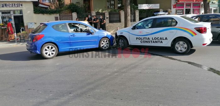 Mașină a Poliției Locale, implicată într-o tamponare VIDEO