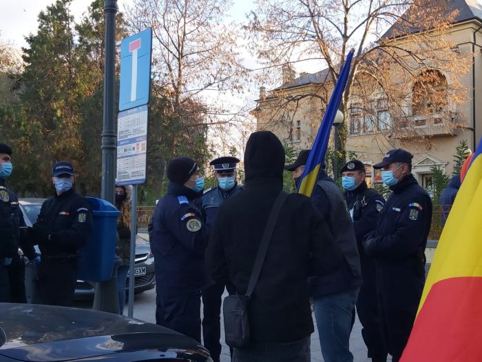 Peste 20 de constănțeni care protestau împotriva măsurilor impuse de Guvern, amendați de poliție