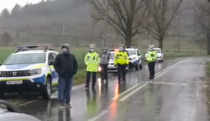 VIDEO „Pe-aici nu se trece!” Filtre ale poliției pe drumul spre mănăstirea Sfântului Andrei