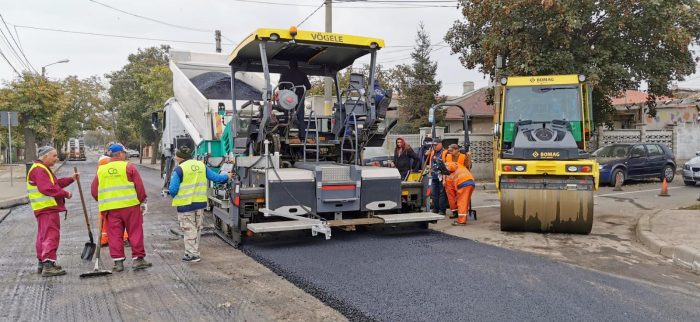 Continuă asfaltarea carosabilului pe strada Hatman Luca Arbore