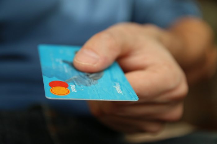 Arestat după ce a scos bani din bancomate cu un card furat. PIN-ul era scris pe spate