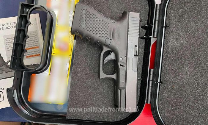 Un pistol și 100 de cartușe, descoperite într-un container expediat din SUA în Constanța