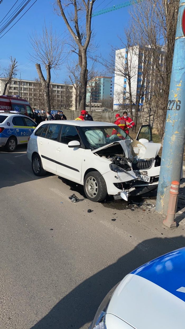 Accident rutier grav în Mamaia. A intrat cu mașina în stâlp